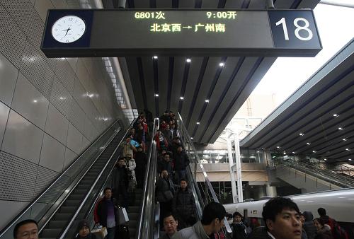12月26日,在北京西站,乘坐前往廣州的G801次高鐵的旅客陸續(xù)進站。新華社記者 王申 攝