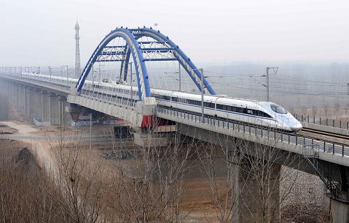 12月26日,鄭州開往北京的首趟G90次高鐵列車從鄭州黃河公鐵兩用橋通過。新華社記者 朱祥 攝