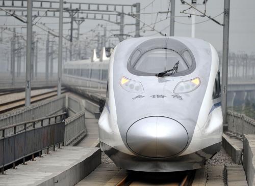 12月26日,廣州南至北京西的G80次高鐵列車從廣州南站駛出。新華社記者 陳曄華 攝
