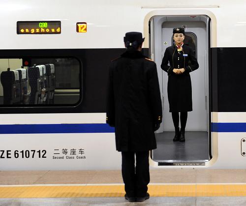 12月26日,在鄭州東站,鄭州開往北京的首趟G90次高鐵列車的乘務人員在進行開車前的準備工作。新華社記者 李博 攝