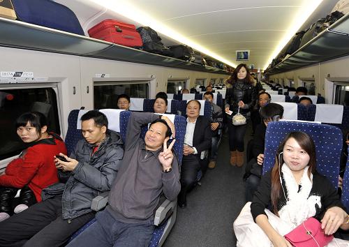 12月26日,乘客在廣州南至北京西的G80次高鐵列車上等候發(fā)車。新華社記者 陳曄華 攝