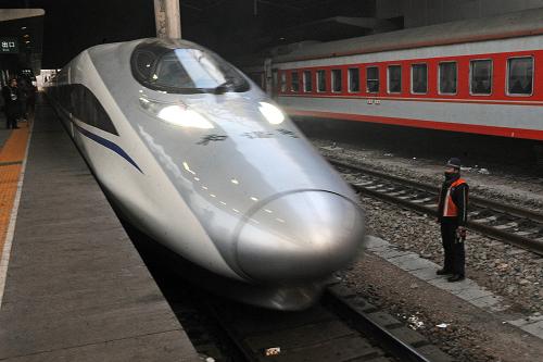 12月26日8時07分,G92次列車駛?cè)胩緶蕚浒l(fā)往北京。新華社記者 范敏達 攝