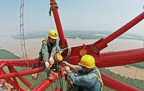 錦蘇特高壓線路新吉陽長江大跨越223米跨越塔成功高空對接(2009年8月19日攝)。新華社發(fā)