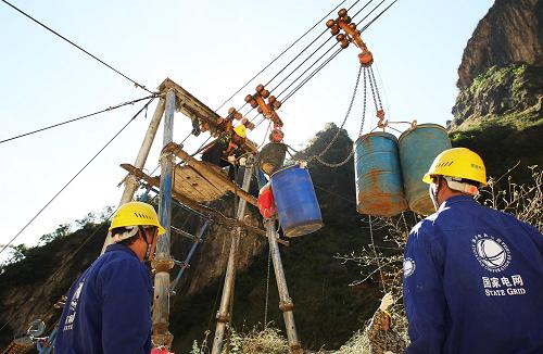 錦蘇特高壓工程在無人區(qū)施工過程中,工作人員通過索道運送生產(chǎn)物資(2012年12月1日攝)。新華社發(fā)(李方宇攝)