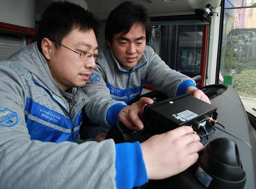 1月29日,技術(shù)人員在合肥駱崗機場停車場對“北斗巴士”的衛(wèi)星定位汽車行駛記錄儀進行維護。安徽省首批安裝有北斗衛(wèi)星導(dǎo)航系統(tǒng)的客運巴士日前正式投入使用。據(jù)了解,第一批“北斗巴士”采用北斗和GPS雙模芯片,同時接受北斗系統(tǒng)和GPS系統(tǒng)的定位數(shù)據(jù),這些車輛將用于合肥市內(nèi)至合肥新橋國際機場的旅客運輸。新華社記者 湯陽 攝