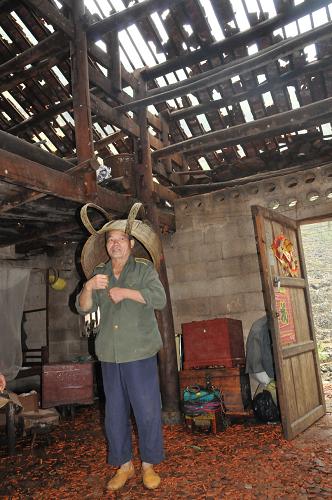 3月18日,廣西河池市巴馬縣東山鄉(xiāng)弄謨村弄哈屯一名村民講述被冰雹襲擊的情景。新華社發(fā)(梁紹恩 攝)