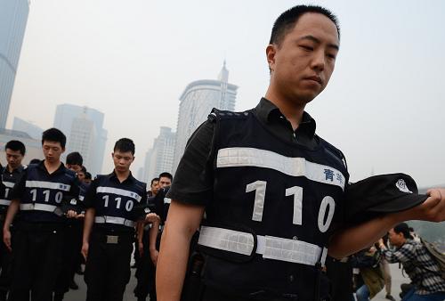 4月27日,成都民警列隊(duì)脫帽在天府廣場(chǎng)為地震遇難者默哀。新華社記者 李橋橋 攝