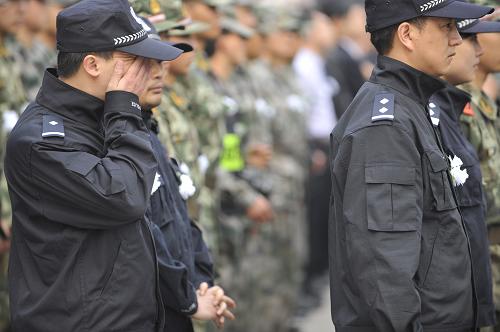 4月27日,警務(wù)人員在四川省雅安市蘆山縣人民政府的哀悼?jī)x式上向遇難者默哀。新華社記者 魯鵬攝