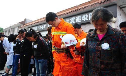 4月27日,社會(huì)各界人士在四川省雅安市蘆山縣人民政府的哀悼?jī)x式上向遇難者默哀。新華社記者 江宏景 攝