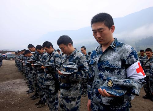 4月27日,在四川省雅安市蘆山縣太平鎮(zhèn),參加抗震救災(zāi)的空軍某通信訓(xùn)練基地官兵向地震遇難者默哀。新華社發(fā)(易開紅 攝)
