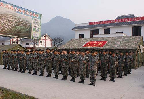 4月27日,在四川省宜賓市長寧縣雙河鎮(zhèn)執(zhí)行抗震救災(zāi)任務(wù)的成都軍區(qū)駐川某工兵團(tuán)官兵列隊(duì)舉行默哀儀式。新華社發(fā)(王艷玻 攝)