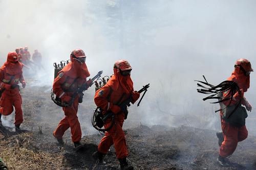 5月23日,武警內(nèi)蒙古興安盟森林支隊(duì)官兵和林業(yè)局撲火隊(duì)員在內(nèi)蒙古興安盟白狼林區(qū)進(jìn)行撲火作戰(zhàn)演習(xí)。新華社記者 張領(lǐng) 攝