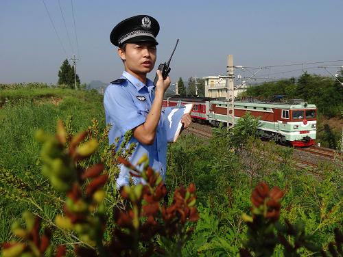 7月14日,值勤民警在達(dá)成鐵路四川省達(dá)州市匯南段通過對講機(jī)向上行線路值勤護(hù)路人員通報列車通過情況。新華社發(fā)(鄧良奎 攝)