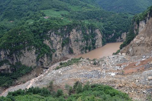 這是7月17日拍攝的在四川省雅安市漢源縣三交鄉(xiāng)因山體垮塌形成的堰塞湖。新華社記者 薛玉斌 攝