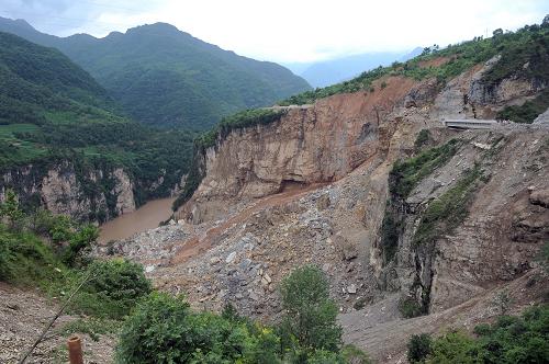 這是7月17日拍攝的在四川省雅安市漢源縣三交鄉(xiāng)因山體垮塌形成的堰塞湖。新華社記者 薛玉斌 攝