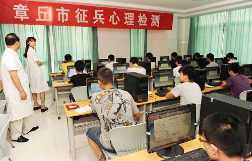 在山東省章丘市征兵體檢站,應(yīng)征青年接受心理檢測(8月5日攝)。新華社發(fā) (盧軍 攝)