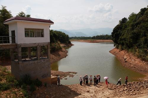 廣西壯族自治區(qū)全州縣廟頭鎮(zhèn)鰱魚頭水庫有效庫容為76萬立方米,本可灌溉三千畝農(nóng)田。目前該水庫庫容已不足4萬立方米(8月2日攝)。新華社發(fā)(王滋創(chuàng) 攝)