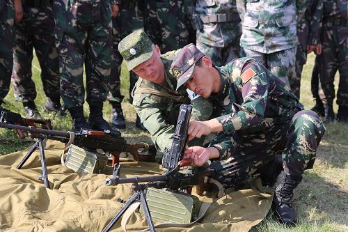 8月5日,在切巴爾庫爾合同訓練場,中俄參演官兵交流輕武器操作使用安全規(guī)范。8月3日,“和平使命—2013”中俄聯(lián)合反恐軍事演習從兵力投送階段轉(zhuǎn)入戰(zhàn)役籌劃階段。雙方參演部隊5日在切巴爾庫爾合同訓練場展開部隊安全協(xié)同訓練,就實兵、實裝、實彈條件下的傷員救護、通過雷區(qū)、單兵防護、實彈射擊、裝備搶修、彈種識別、反恐行動、戰(zhàn)術協(xié)同等十個方面的安全要素逐一進行協(xié)同,為第三階段的實兵演練打下基礎。新華社發(fā)(線云強 攝)