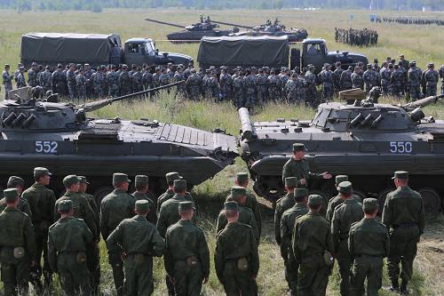 8月5日,在切巴爾庫爾合同訓練場,中俄兩軍參演官兵講解示范演習中裝甲車輛協(xié)同問題。新華社發(fā)(線云強 攝)