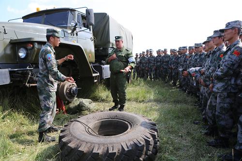 8月5日,在切巴爾庫爾合同訓練場,俄軍向我軍參演官兵示范輪式車輛在演習中戰(zhàn)損搶修方案。新華社發(fā)(線云強 攝)