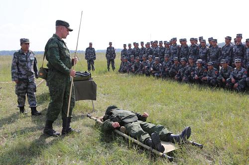 8月5日,在切巴爾庫爾合同訓練場,俄軍軍醫(yī)和我軍參演官兵協(xié)同戰(zhàn)場救護處置方案。新華社發(fā)(線云強 攝)