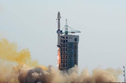 10月25日11時(shí)50分,我國在酒泉衛(wèi)星發(fā)射中心用長征四號乙運(yùn)載火箭,成功將實(shí)踐十六號衛(wèi)星發(fā)射升空,衛(wèi)星順利進(jìn)入預(yù)定軌道。 實(shí)踐十六號衛(wèi)星主要用于開展空間環(huán)境探測和技術(shù)試驗(yàn)。這是長征系列運(yùn)載火箭的第182次發(fā)射。新華社記者 楊世堯 攝