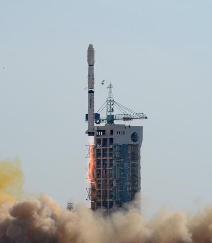10月25日11時(shí)50分,我國在酒泉衛(wèi)星發(fā)射中心用長征四號乙運(yùn)載火箭,成功將實(shí)踐十六號衛(wèi)星發(fā)射升空,衛(wèi)星順利進(jìn)入預(yù)定軌道。新華社記者 楊世堯 攝