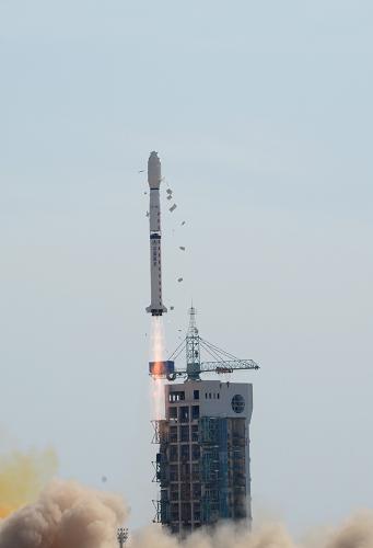 10月25日11時(shí)50分,我國在酒泉衛(wèi)星發(fā)射中心用長征四號乙運(yùn)載火箭,成功將實(shí)踐十六號衛(wèi)星發(fā)射升空,衛(wèi)星順利進(jìn)入預(yù)定軌道。新華社記者 楊世堯 攝