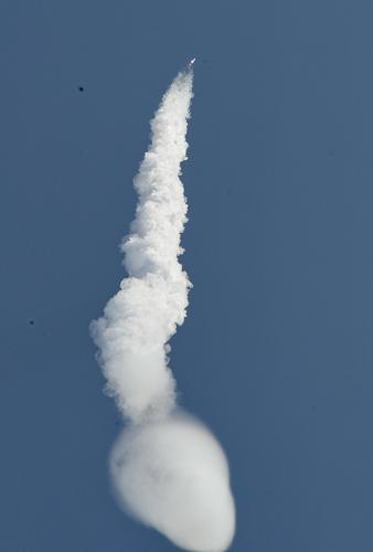 10月25日11時(shí)50分,我國在酒泉衛(wèi)星發(fā)射中心用長征四號乙運(yùn)載火箭,成功將實(shí)踐十六號衛(wèi)星發(fā)射升空,衛(wèi)星順利進(jìn)入預(yù)定軌道。新華社記者 楊世堯 攝