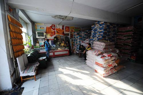 2月20日,黑龍江阿城德農(nóng)種子商店空空蕩蕩,店員處于“休閑”狀態(tài)。新華社記者 王建威 攝