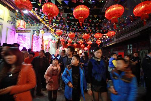 2月20日,人們?cè)趶V東省揭陽(yáng)市榕城區(qū)打銅街的石獅橋參加“行彩橋”活動(dòng)。當(dāng)晚,廣東省揭陽(yáng)市榕城區(qū)打銅街石獅橋上演一年一度的鬧元宵“行彩橋”看“安仔燈”民俗活動(dòng)。“行彩橋”共分三個(gè)階段,正月十一“行頭橋”,正月十五“行二橋”,正月十六“行尾橋”。市民行彩橋后,大多又去看“安仔燈”祈福。“安仔燈”是用泥捏成玩偶一樣的小人形,穿上用布料剪成的衣服,擺放在燈櫥里,組成歷史、戲劇人物故事的屏燈。擺安仔燈習(xí)俗起于明朝,迄今為止已有四百多年的歷史。新華社發(fā)(姚軍 攝)
