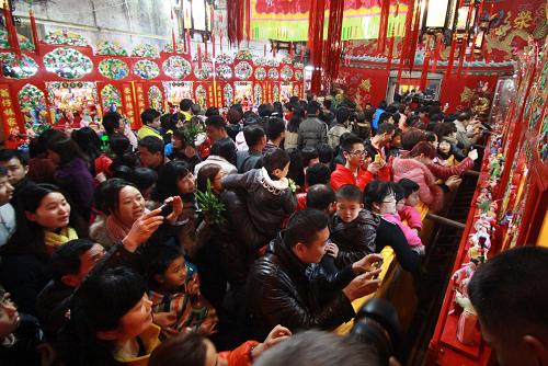 2月20日,在廣東省揭陽(yáng)市榕城區(qū)打銅街石獅橋,市民行彩橋后看“安仔燈”祈福。新華社發(fā)(姚軍 攝)