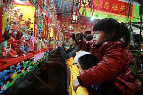 2月20日,在廣東省揭陽(yáng)市榕城區(qū)打銅街石獅橋,一名小姑娘在看“安仔燈”祈福。新華社發(fā)(姚軍 攝)