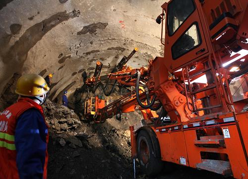 4月25日,中鐵隧道集團(tuán)的三臂鑿巖臺車在雅康高速二郎山隧道掘進(jìn)工地打炮眼。新華社發(fā)(張曉理 攝)