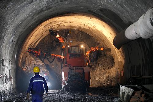 4月25日,中鐵隧道集團(tuán)的三臂鑿巖臺車在雅康高速二郎山隧道掘進(jìn)工地打炮眼。新華社發(fā)(張曉理 攝)