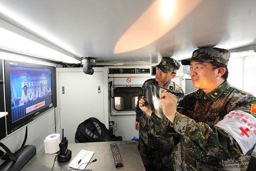 第三軍醫(yī)大學(xué)醫(yī)療隊(duì)通過(guò)遠(yuǎn)程會(huì)診與遠(yuǎn)在重慶的康復(fù)科、骨科專家一起研究楊美江的最佳治療方案(4月23日攝)。新華社發(fā)(王中委 攝)