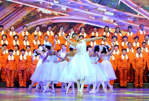 4月25日,工人藝術(shù)團的職工演員在表演歌舞。新華社記者 孫參 攝