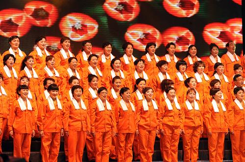 4月25日,工人藝術(shù)團的職工演員在演唱歌曲。新華社記者 孫參 攝