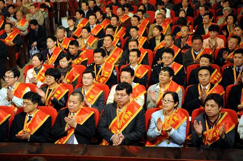 4月25日,勞模們出席表彰大會。新華社記者 孫參 攝