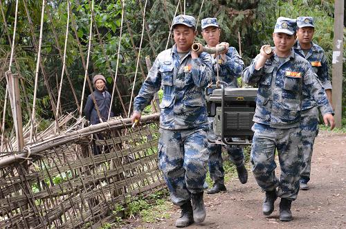 4月25日,楊國珍老人聽說“迷彩兵兵”要走了,走到門口目送著官兵們離開。 拉線、啟動、打開電源,隨著發(fā)電機的隆隆作響,地震災(zāi)區(qū)80歲的楊國珍老人的打米機也轉(zhuǎn)了起來,一粒粒白花花的米粒兒從出米口沖了出來。老人捧起還熱乎的大米,放在鼻子前嗅了嗅,高興地說:“真香,終于可以自己蒸米飯了,再不用天天吃餅干、方便面了。” 這是4月25日發(fā)生在地震災(zāi)區(qū)蘆山縣龍門鄉(xiāng)古城村古城坪組的一幕。4月23日,成空導(dǎo)彈某旅官兵在進村入戶時了解到受災(zāi)群眾用不上電,打米的機器也就成了擺設(shè),這給吃不慣方便面等干糧的群眾帶來很大麻煩。官兵們一合計,決定抽調(diào)兩臺大功率發(fā)電機到各村民小組輪流送電。不少受災(zāi)群眾的家都在山里,車開不上去,官兵們就肩扛手抬,泥濘的山路上留下了他們深深的腳印。官兵們也因此被群眾親切地喚作“迷彩兵兵”。新華社發(fā)(彭光賢 攝)