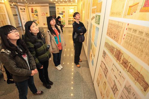 4月25日,參觀者在天津大學觀看天津大學文物建筑測繪研究和文化遺產(chǎn)保護成果展。新華社發(fā)(李想 攝)