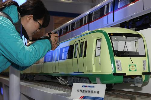 11月19日,一名參觀者在拍攝北車集團(tuán)出口沙特專門用于朝覲的地鐵車輛。當(dāng)日,第五屆北京國際城市軌道交通建設(shè)運(yùn)營及裝備展覽會在中國國際展覽中心開幕。展覽會將從11月19日持續(xù)到22日結(jié)束。中國北車集團(tuán)攜帶目前國產(chǎn)化率最高的高速動(dòng)車組CRH380CL、出口沙特專門用于朝覲的地鐵等產(chǎn)品模型亮相。新華社發(fā)(劉長龍 攝)