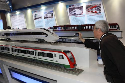 11月19日,一名參觀者在拍攝北車集團(tuán)展出的車輛模型。新華社發(fā)(劉長龍 攝)
