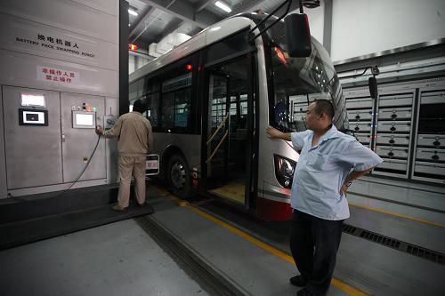 9月22日,工作人員為電動(dòng)公交車更換電池。公交車每次更換電池后可以續(xù)航150公里。新華社發(fā)(郭斌攝)