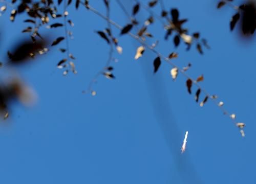 10月29日,搭載遙感衛(wèi)星十八號的運載火箭在太原衛(wèi)星發(fā)射中心點火發(fā)射。 新華社記者 燕雁 攝