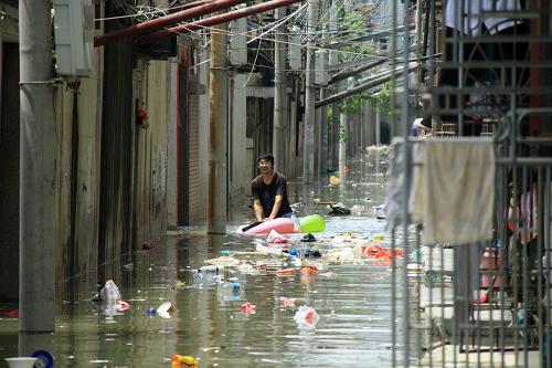 8月19日,在廣東汕頭潮陽(yáng)區(qū)和平鎮(zhèn),一名男子涉水而行。
