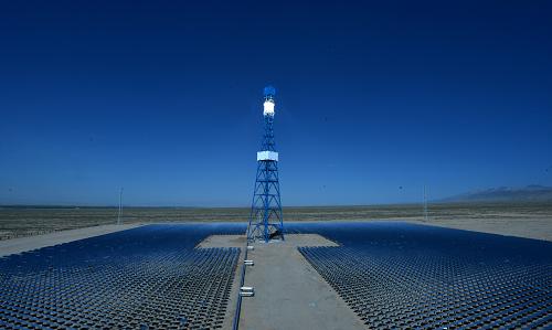 這是7月15日拍攝的青海德令哈50MW塔式太陽能熱發(fā)電站一角。近日,青海德令哈50MW塔式太陽能熱發(fā)電站一期10MW項(xiàng)目正式投運(yùn),同時(shí),這也是我國首個(gè)大型工業(yè)化運(yùn)行的光熱電站。該項(xiàng)目采用我國企業(yè)自主研發(fā)的小鏡面、模塊化設(shè)計(jì)的塔式太陽能熱發(fā)電技術(shù),電站年平均效率可達(dá)20%。據(jù)介紹,等該項(xiàng)目全面建成后,將實(shí)現(xiàn)年發(fā)電量1.2億度,相當(dāng)于5萬多戶家庭一年的用電量。新華社記者王博攝