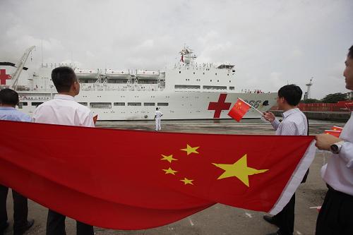 8月6日,在印度孟買港,中方人員歡迎中國(guó)海軍“和平方舟”號(hào)醫(yī)院船抵達(dá)。新華社記者 鄭煥松 攝