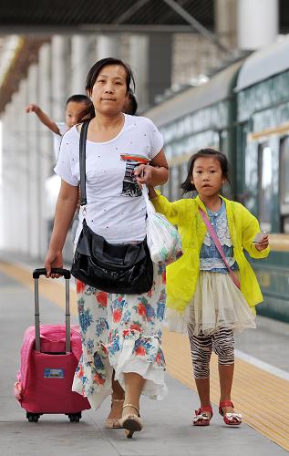 8月6日,旅客在寧夏銀川火車站進(jìn)站上車。新華社記者 彭昭之 攝