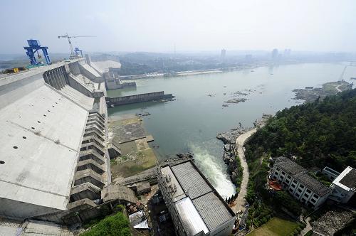 加高加寬工程已經(jīng)完工的丹江口大壩及下游漢江水域(8月26日攝)。當(dāng)日,南水北調(diào)中線丹江口大壩加高工程開(kāi)始接受蓄水驗(yàn)收。驗(yàn)收專(zhuān)家組將在為期3天的技術(shù)性初步驗(yàn)收中,通過(guò)實(shí)地檢查、聽(tīng)取報(bào)告和問(wèn)詢(xún)等,確認(rèn)加高后的丹江口大壩是否滿(mǎn)足調(diào)水源頭丹江口水庫(kù)今秋汛后蓄水的要求。驗(yàn)收專(zhuān)家們分為綜合、土石壩及地質(zhì)、混凝土壩、施工質(zhì)量、安全監(jiān)測(cè)、機(jī)電及金屬結(jié)構(gòu)等6個(gè)專(zhuān)業(yè)組,分別在不同方面開(kāi)展技術(shù)性驗(yàn)收工作。丹江口大壩位于湖北省丹江口市境內(nèi),大壩初期工程1958年開(kāi)工,1973年建成。大壩加高工程2005年開(kāi)工,目前壩頂高程已由原來(lái)的162米加高至176.6米。蓄水后,丹江口水庫(kù)正常蓄水位將從157米提高至170米,庫(kù)容相應(yīng)從174.5億立方米增至290.5億立方米,由此滿(mǎn)足從2014年起每年向缺水的北方地區(qū)調(diào)水95億立方米、后期每年調(diào)水120億至130億立方米的需求。新華社記者郝同前攝